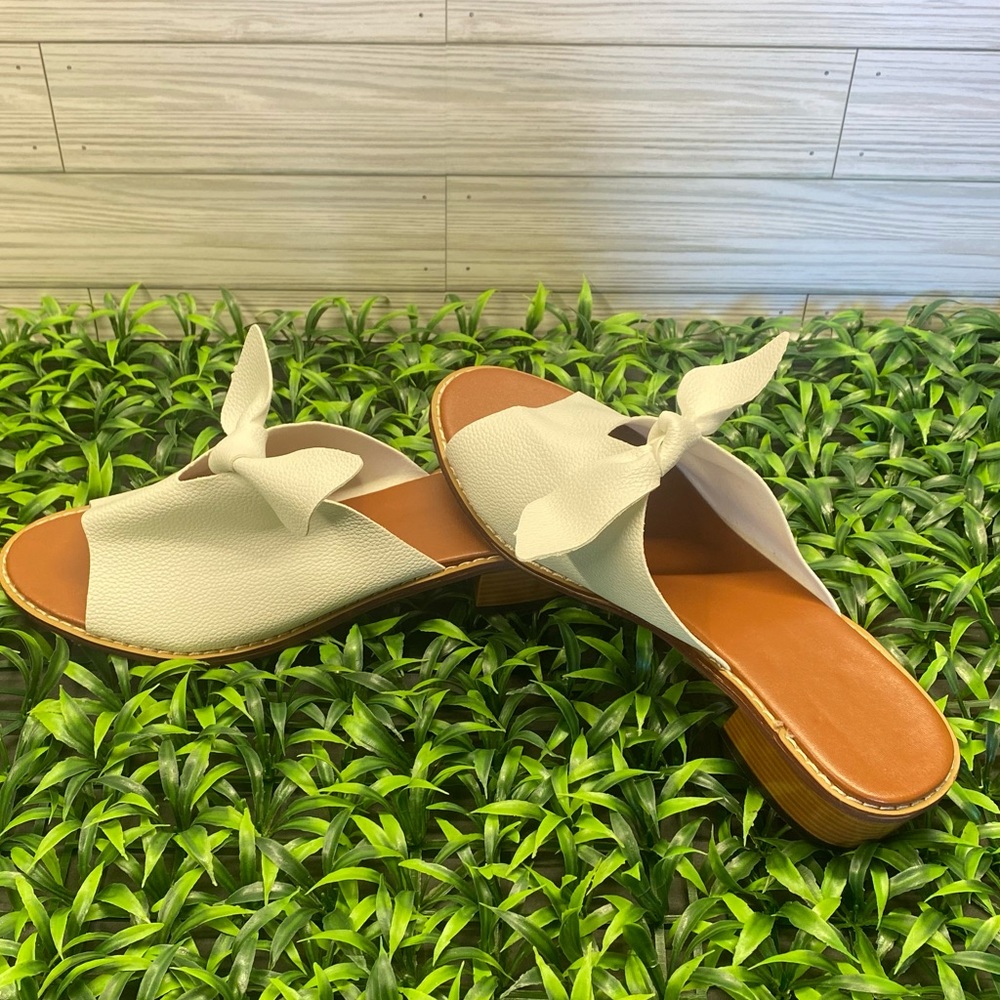 NWOT Womens sandals. White leather with tan sole. Small heel.